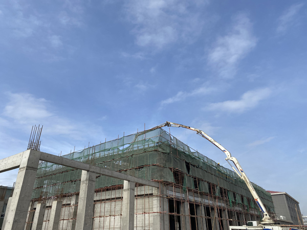 赤峰金劍2#車(chē)庫(kù)工程完成封頂