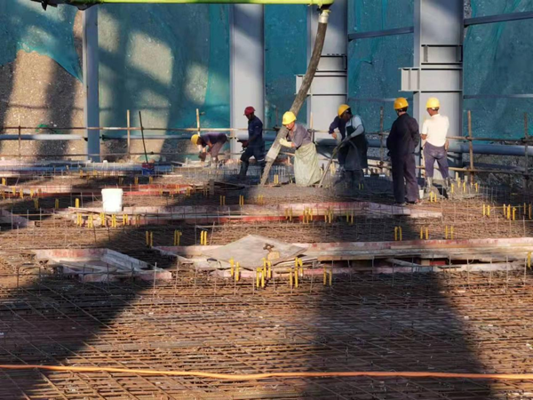 金磊項(xiàng)目篩分間4米平臺混凝土順利澆筑完成