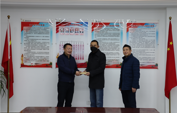 集團公司黨委委員、副總經(jīng)理胡新付到公司走訪慰問