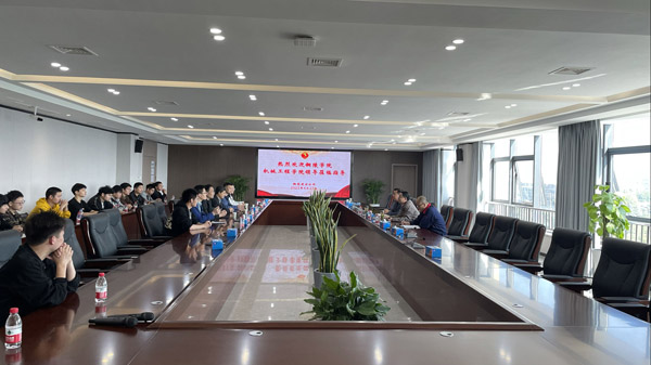 銅陵學(xué)院機(jī)械工程學(xué)院院長(zhǎng)一行到公司參觀交流 銅陵學(xué)院機(jī)械工程學(xué)院院長(zhǎng)一行到公司參觀交流