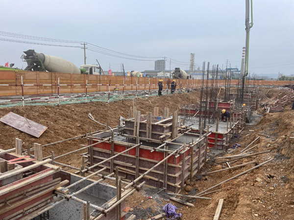銅基項(xiàng)目電解車間首批基礎(chǔ)承臺(tái)通過(guò)驗(yàn)收 銅基項(xiàng)目電解車間首批基礎(chǔ)承臺(tái)通過(guò)驗(yàn)收